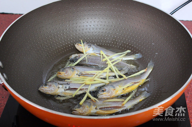 Small Yellow Croaker with Tomato Sauce recipe