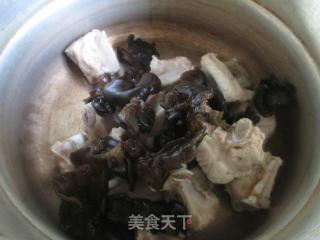 Black Fungus and Pugua Pork Ribs Soup recipe