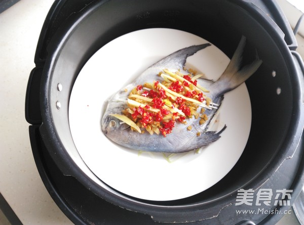 Steamed Pomfret with Chopped Pepper and Mustard recipe