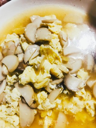 Fresh Soup with Chicken Leg Mushroom and Egg recipe