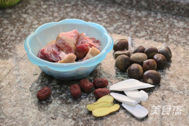 Chestnut and Yam Trotter Soup recipe