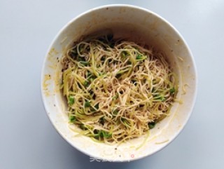 Bean Sprouts Mixed with Dried Shreds recipe