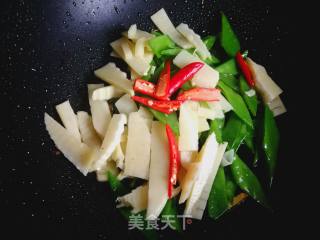 Fried Horseshoe Bamboo Shoots with Snow Peas recipe