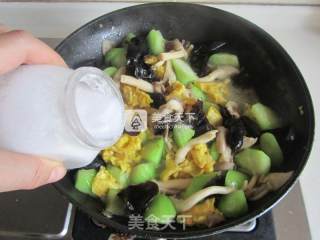 Scrambled Eggs with Loofah and Mushrooms recipe