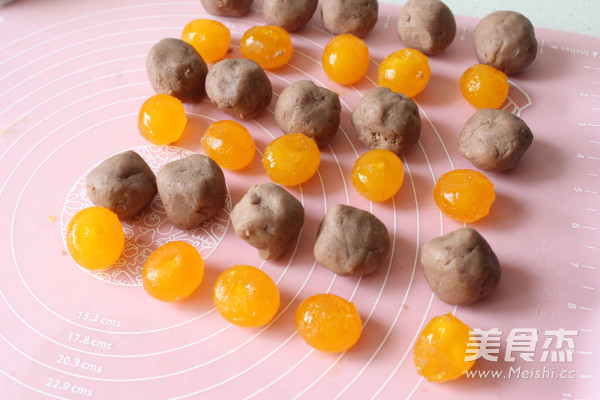 Mooncake with Lotus Seed Paste and Egg Yolk recipe