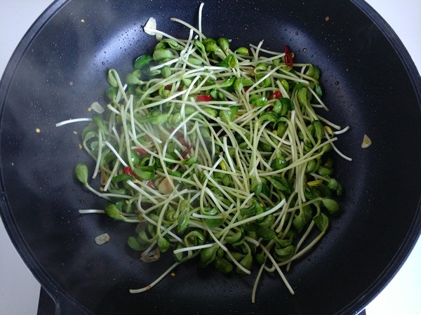 Stir-fried Shredded Pork with Black Bean Sprouts recipe