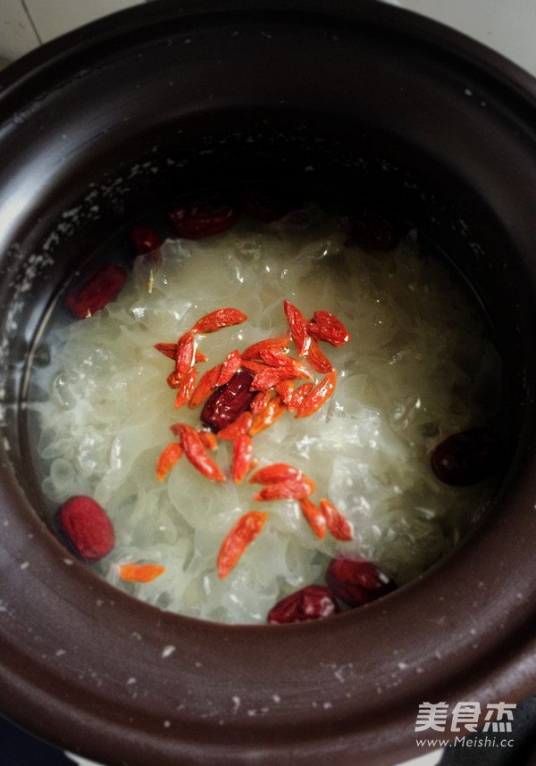 Red Date, Lotus Seed and Tremella Soup recipe