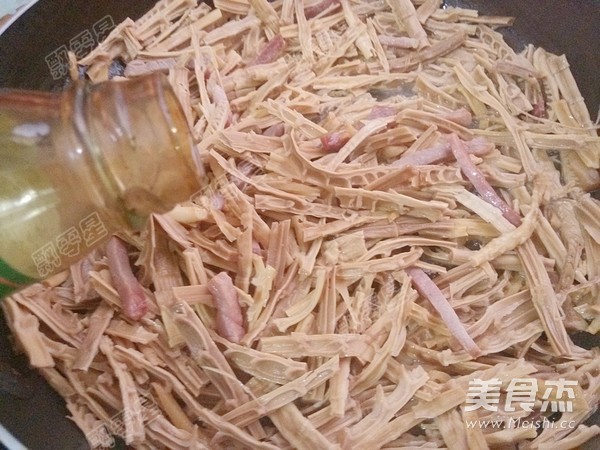 Stir-fried Dried Bamboo Shoots with Green Pepper and Bacon recipe