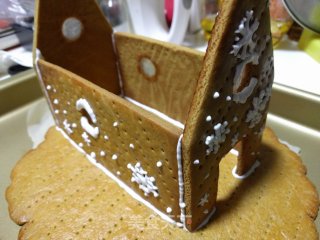 White Fantasy Gingerbread House recipe