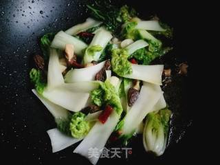 Stir-fried Morels with Yellow Cabbage recipe