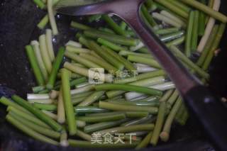 Scrambled Eggs with Garlic Moss recipe