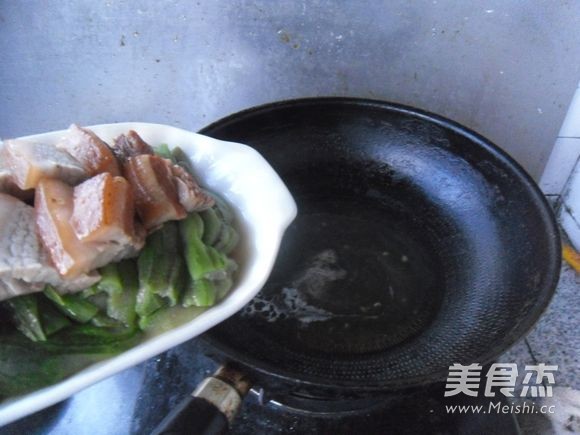 Loofah Steamed Pork recipe