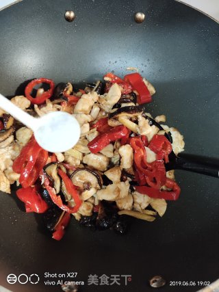 Stir-fried Chicken with Mushrooms and Red Peppers recipe