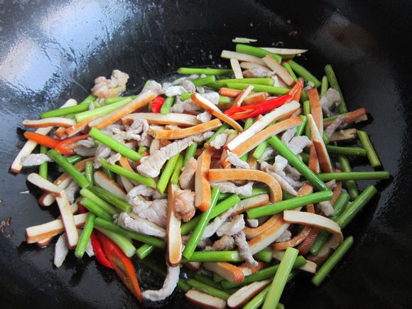 Stir-fried Shredded Pork with Garlic Stalks recipe