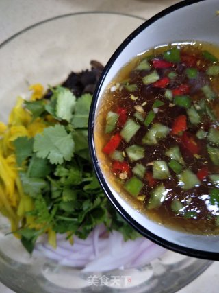 Fresh Yellow Flower Fungus Mixed with Vermicelli recipe