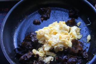 Scrambled Eggs with Home-cooked Fungus recipe