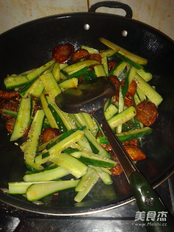 Stir-fried Beef Balls with Cucumber recipe