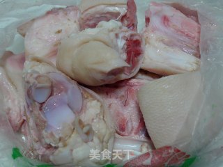 【mushrooms and Soybeans in Pot Pork Knuckles】enriching Qi, Replenishing Spleen and Bone recipe