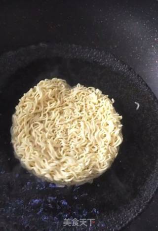 Instant Noodles Ham and Egg Rolls recipe