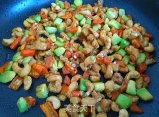 Stir-fried Chicken with Avocado and Cashew Nuts recipe