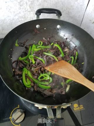 Stir-fried Fungus with Green Pepper recipe
