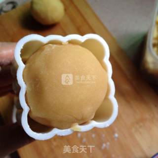 #新良第一节婚纱大赛# Mooncakes with Lotus Seed Paste and Egg Yolk recipe