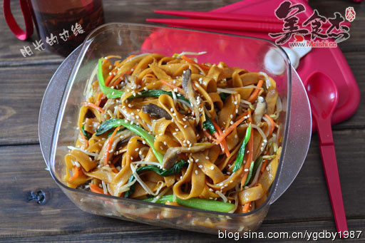 Fried Noodles with Seasonal Vegetables Bento recipe