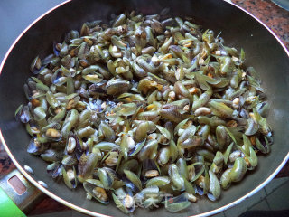 Stir-fried Thin Shells with Nine-story Pagoda recipe