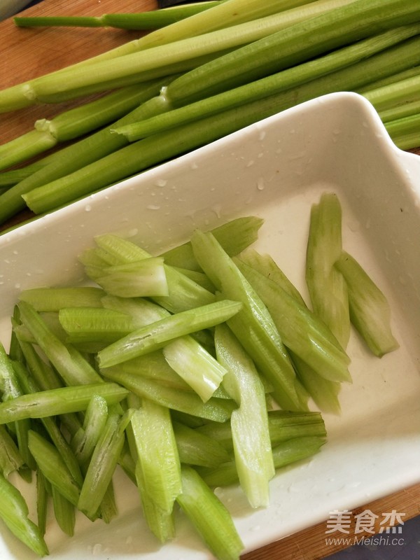 Celery Stir-fried Pork recipe