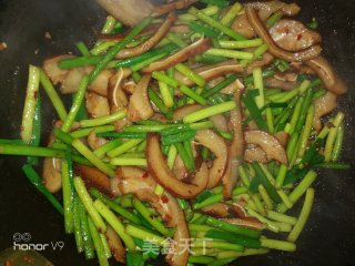 Fried Pork Ears with Spicy Garlic Moss recipe