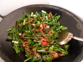 Stir-fried Pork with Garlic Leaves recipe