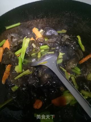 Celery Stir-fried Fungus recipe