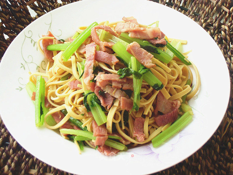 Stir-fried Thousand Pieces of Bacon and Celery recipe