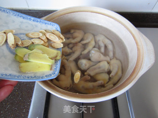 Astragalus, Jujube and Chicken Feet in Pot recipe