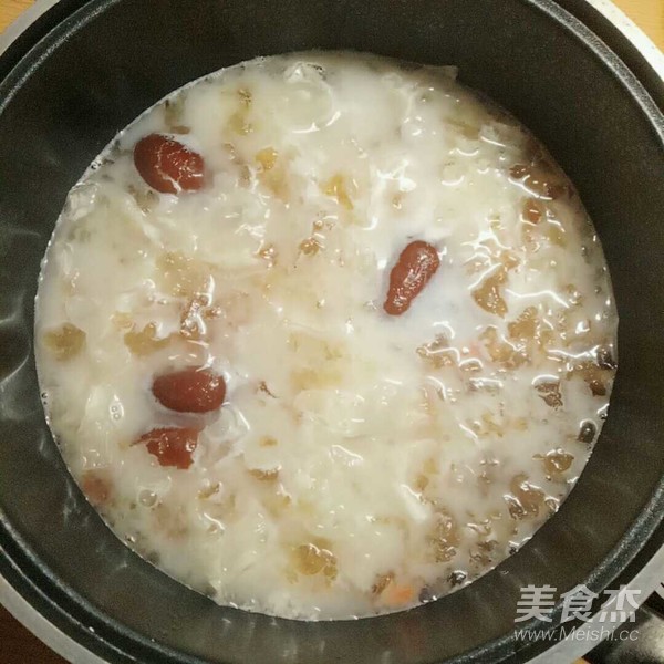 Jujube, Chinese Wolfberry and Snow Ear Peach Gum Syrup recipe