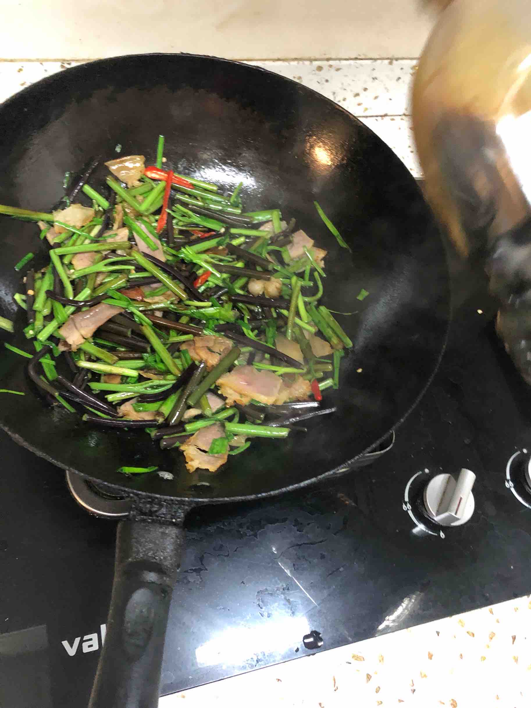 Stir-fried Bracken with Garlic Sprouts recipe