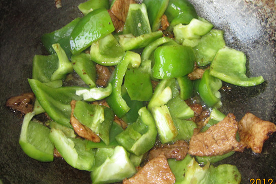 Stir-fried Pork with Green Pepper and Noodle Skin recipe