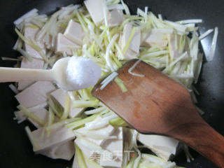 Stir-fried Thousand Page Tofu with Leek Sprouts recipe