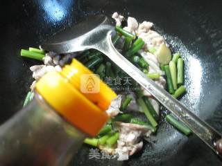 Stir-fried Bullfrog with Soy Sauce and Garlic Stalks recipe