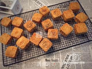 #新良第一届烤培大赛#cantonese Style·egg Yolk Bean Paste Mooncake recipe