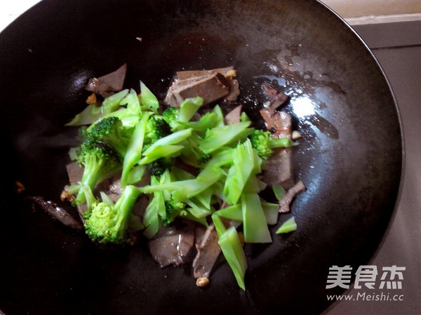 Stir-fried Pork Liver with Broccoli recipe