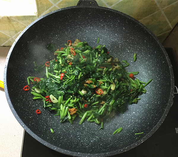 Stir-fried Sweet Potato Leaves with Lard Residue recipe