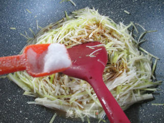 Stir-fried Enoki Mushroom with Leek Sprouts recipe