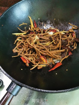 Serving Food ~ Dry Pot Chashu Mushroom Pork Belly (with Cast Iron Pot Boiling Method) recipe