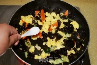 Scrambled Eggs with Fungus recipe