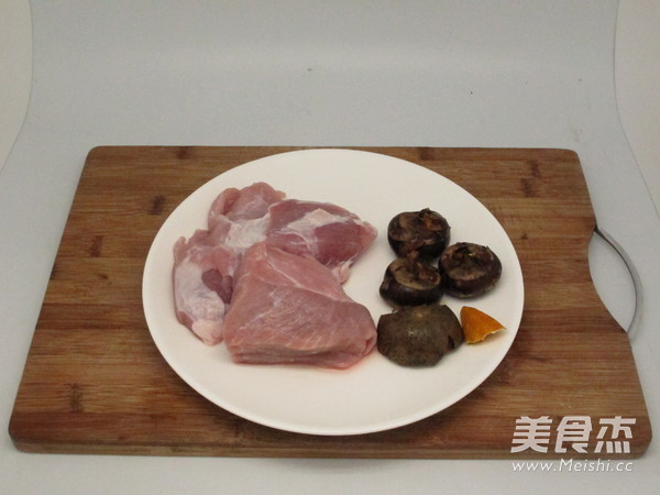 Luo Han Guo and Water Chestnut Lean Meat Soup recipe