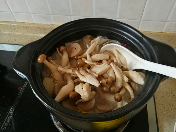 Casserole Beef Balls, Taro, Crab and Yellow Mushroom Stew recipe