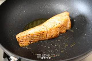 [fried Salmon with Sauce and Vegetables] recipe