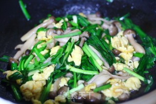 Stir-fried Mushroom and Egg with Crab Flavor with Leek recipe