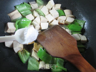 Stir-fried Fresh Vegetarian Chicken with Green Peppers recipe